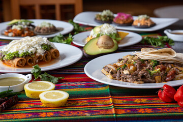 Comida Mexicana en mesa típica llena de colores.