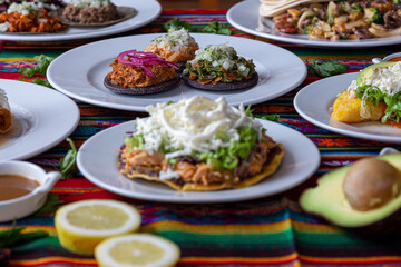 Comida Mexicana en mesa típica llena de colores.