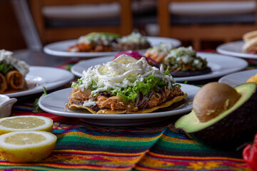 Comida Mexicana en mesa típica llena de colores.
