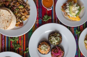 Comida Mexicana en mesa típica llena de colores.