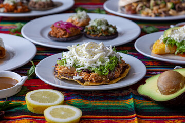 Comida Mexicana en mesa típica llena de colores.