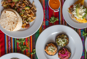 Comida Mexicana en mesa típica llena de colores.