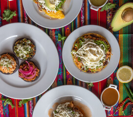 Comida Mexicana en mesa típica llena de colores.