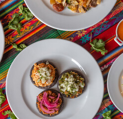 Comida Mexicana en mesa típica llena de colores.