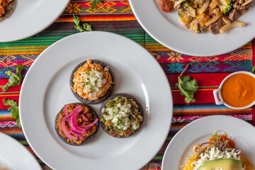 Comida Mexicana en mesa típica llena de colores.