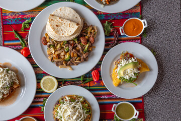 Comida Mexicana en mesa típica llena de colores.