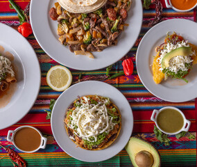 Comida Mexicana en mesa típica llena de colores.