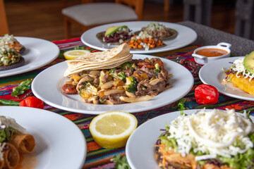 Comida Mexicana en mesa típica llena de colores.