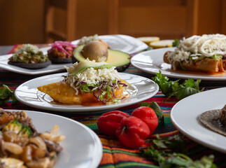 Comida Mexicana en mesa típica llena de colores.