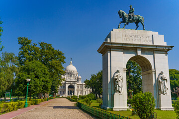 Obraz premium The Victoria memorial, an historic landmark of Kolkata, is seen on a sunny day with clear blue sky. One of the most iconic monuments of the Indian city and example of colonial architecture