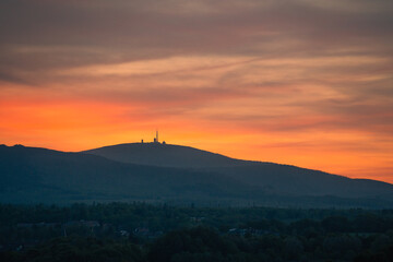 Fototapeta premium Sonnenuntergang Brocken Silhouette. Harzlandschaft bei Dämmerung