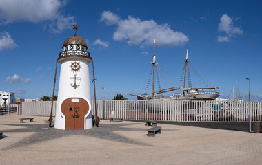Ehrenmal Monumento a los Martires del Mar (La Luz que nos Guia) in Form eines kleinen Leuchturms am...