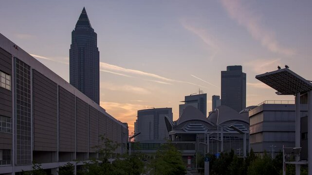 Zeitraffer: Skyline Frankfurt mit Messeturm bei Sonnenaufgang