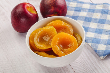 Canned peaches with sweet syrope