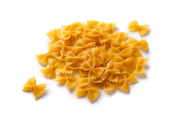 Mucchio di farfalle crude isolate su fondo bianco, pasta italiana, cibo europeo 