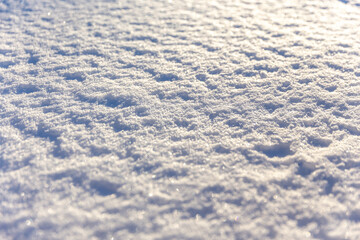 Kristallklarer Teppich: Strukturierte Schneefläche in sanftem Winterlicht
