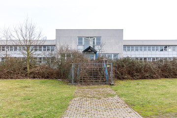 Verlassenes Gebäude mit verwildertem Eingang
