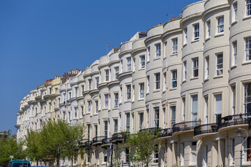 Obraz premium Georgianische Häuserfassade in der Sonne 