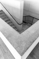 Klarheit in Beton: Geometrische Treppenarchitektur in Schwarzweiß
