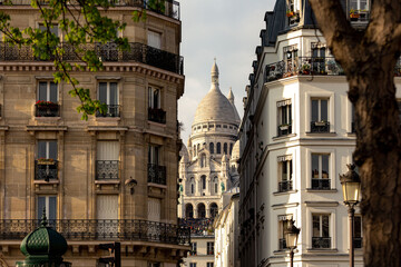 Sacre-Cœur zwischen Pariser Fassaden
