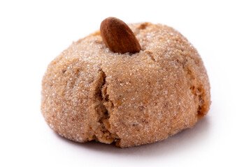 Tipici amaretti con pasta di mandorle, dolcetti tradizionali sardi, dessert italiano 