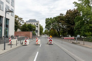 Straßensperrung am Mainkai mit Verkehrsschildern und autofreier Zone
