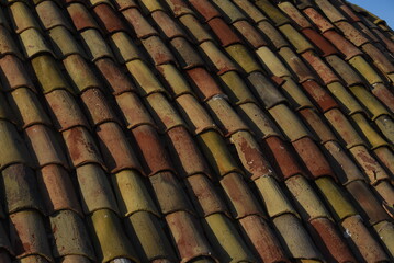 coppo siciliano che ricopre un cumulo di sale, saline di Trapani, Sicilia
