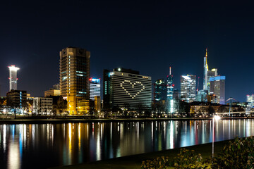Naklejka premium Frankfurter Skyline bei Nacht mit beleuchtetem Herz 