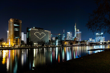 Obraz premium Frankfurter Skyline bei Nacht mit beleuchtetem Herz 