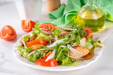 Vegetable salad with grilled chicken