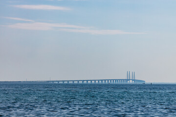 Öresundbrücke bei klarem Himmel, verbindet Dänemark und Schweden über das Meer
