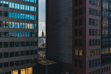 Obraz premium Blick durch die Hochhäuser der Neuen Mainzer Straße auf den Frankfurter Dom