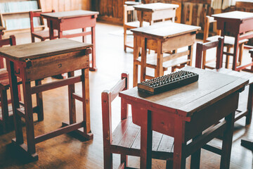 昭和ふるさと村　教室の風景と机に置かれたそろばん