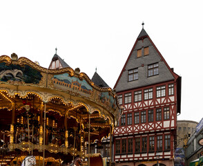 Weihnachtsmarkt mit Karussell und Fachwerkhäusern am Römer in Frankfurt
