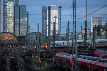 Zugbewegung am Frankfurter Hauptbahnhof vor Skyline-Kulisse