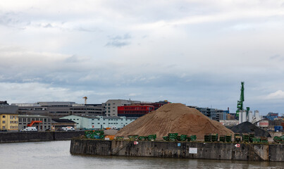 Industrielles Hafenlager am Ufer