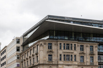 Obraz premium Klassik trifft Moderne – Fassadenkontrast im Frankfurter Stadtbild