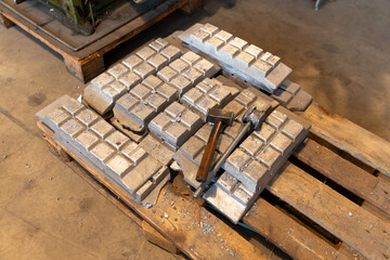Metallbarren auf Palette – Rohstoffverarbeitung
