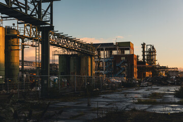 Verlassene Chemieanlage im Abendlicht – rostige Strukturen und stumme Zeugen industrieller...