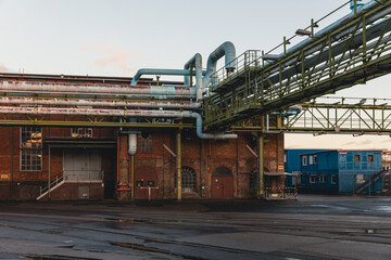 Fototapeta premium Industrieanlage Griesheim mit historischen Backsteinbauten und Rohrleitungssystemen im Rückbau – Bauprojekt Frankfurt Westside