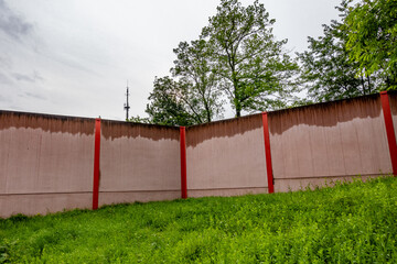 Obraz premium Feuchte Lärmschutzwand
