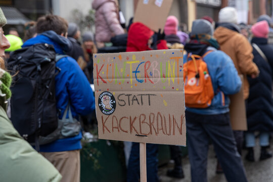 Protest in Frankfurt &ndash; Plakat mit der Aufschrift &bdquo;Kunterbunt statt Kackbraun&ldquo; w&auml;hrend einer Demonstration gegen Rechts