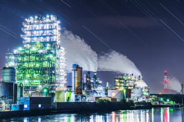 川崎の工場夜景　夜空に降り注ぐ星の光跡とライトアップされたプラント【神奈川県・川崎市】　
Night view of a factory in Kawasaki City. The trail of stars falling in the night sky and the illuminated plant - Kanagawa, Japan