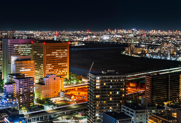 Obraz premium 川崎駅前のビル群や多摩川、東京方面の都市夜景【神奈川県・川崎市】 Night view of Kawasaki City, Tama River, and Tokyo - Japan