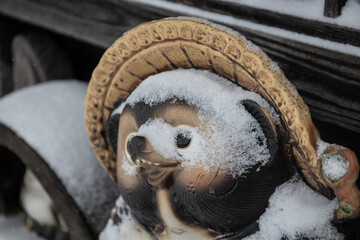 雪の日のたぬきの置物
