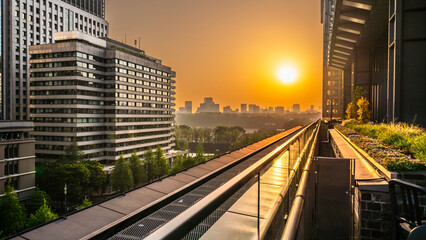 Fototapeta premium 東京の都市夕景 高層ビルから新宿方面に沈む夕日を眺める【東京都・千代田区】 Watch the sunset from Tokyo's skyscrapers - Japan