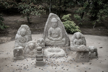 並べられた石像