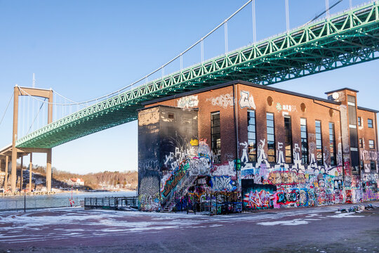 Graffiti on building wall with Alvsborg suspension bridge in city