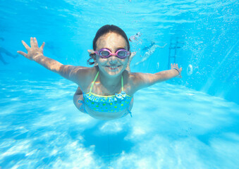 Fototapeta premium kids swimming in pool