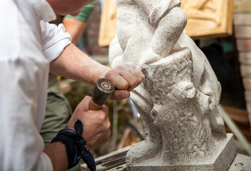 Ein Steinmetz arbeitet an einer Statue